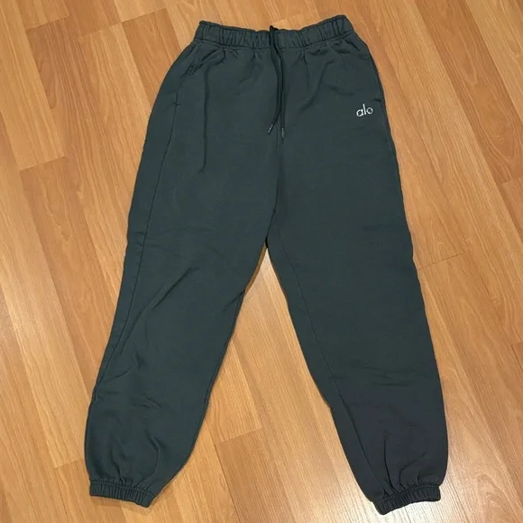 Alo accolade Dark Green sweatset - Picture 2 of 2